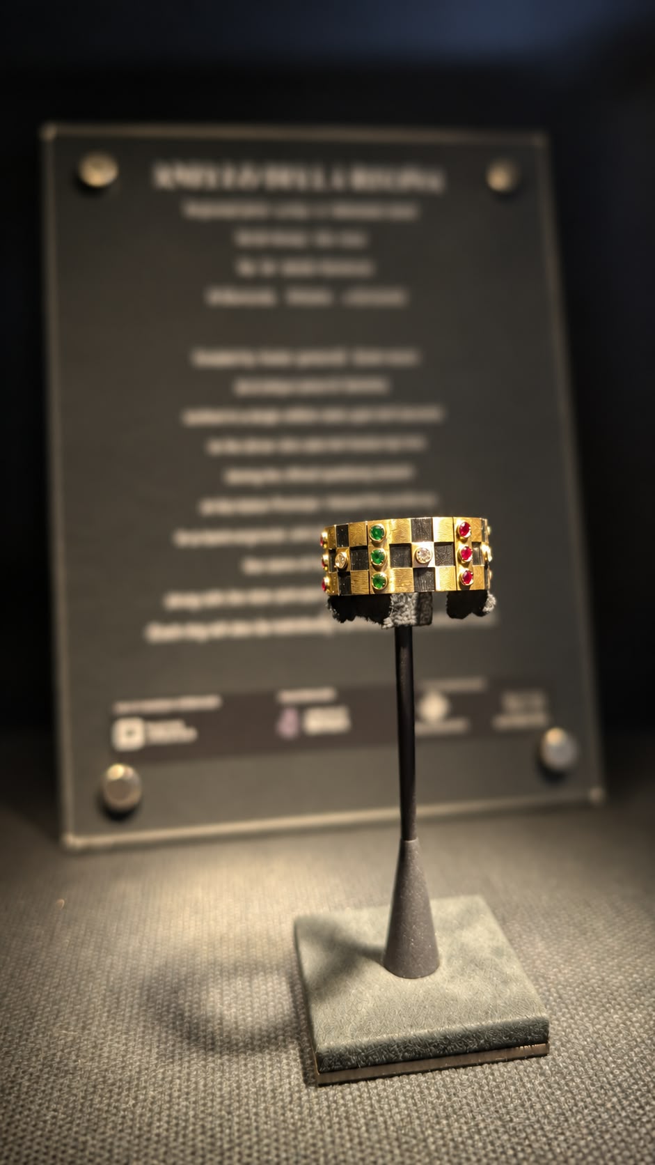 L’Anello della Regina® displayed on a stand